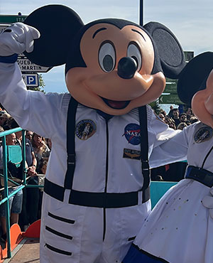 mickey-astronaute